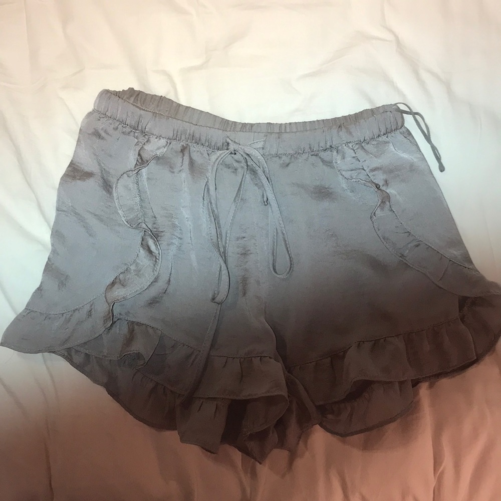 Hemline silky gray shorts